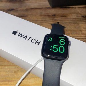 Apple Watch SE 44mm Aluminum Space Gray